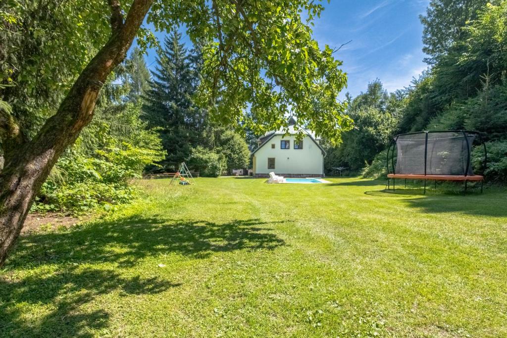 Zahrada ubytování Villa with a covered pool, park, and playground