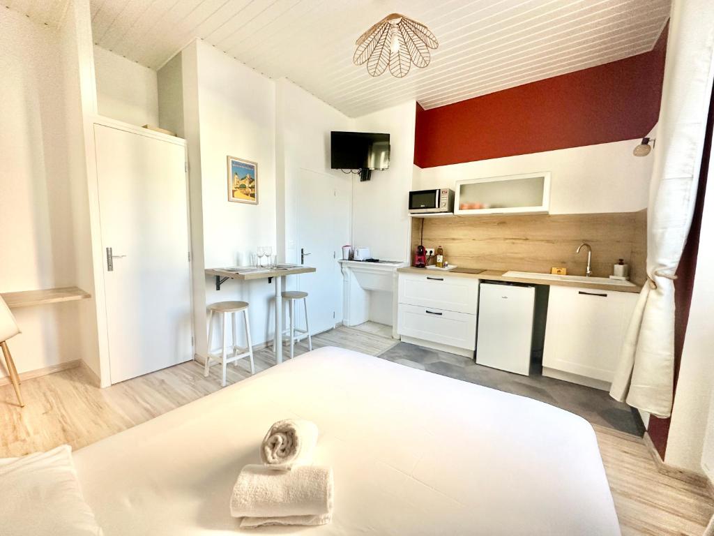 une pièce avec une cuisine et un salon dans l'établissement Le Victor, charmant et cosy, à Limoges