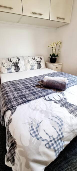 a bedroom with two beds with a blanket at 1 bedroom flat in thurmaston in Thurcaston