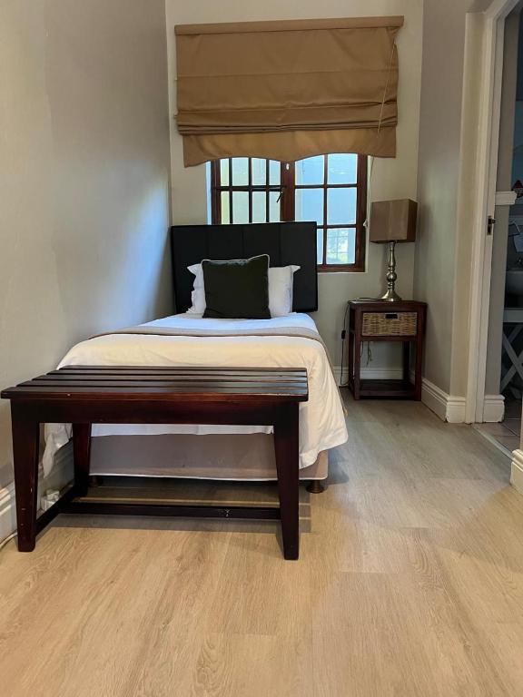 Sir Roys Guest House - Queen Room With Pool View