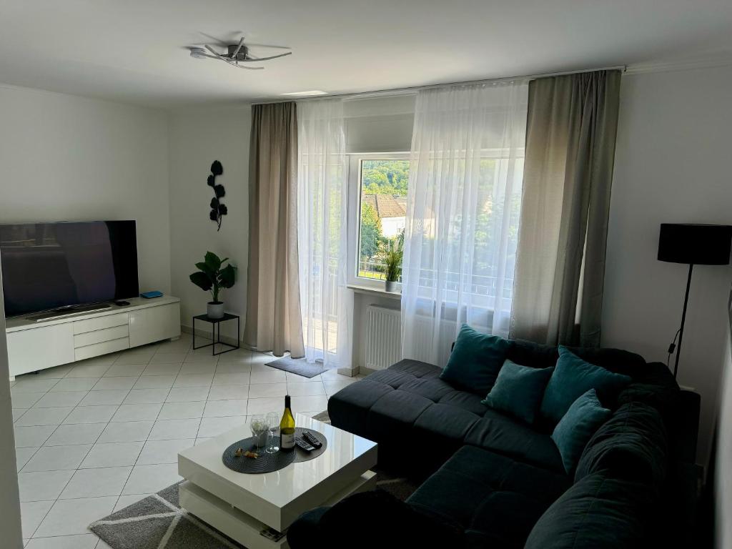 Televisyen dan/atau pusat hiburan di Traumhafte Kurstadt Apartment Moderne 2ZKB Balkon-Parkplatz 7-24 Check-in