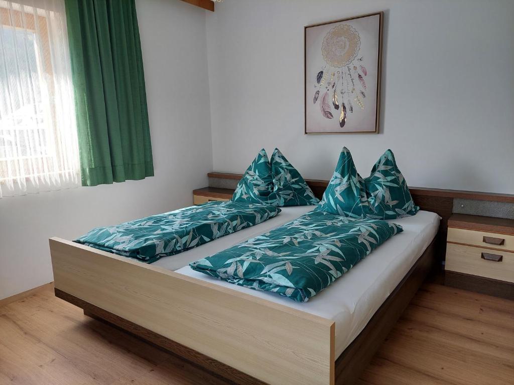 ジリアンにあるFerienwohnung Friedaの青い枕が付いたベッド1台が備わる客室です。