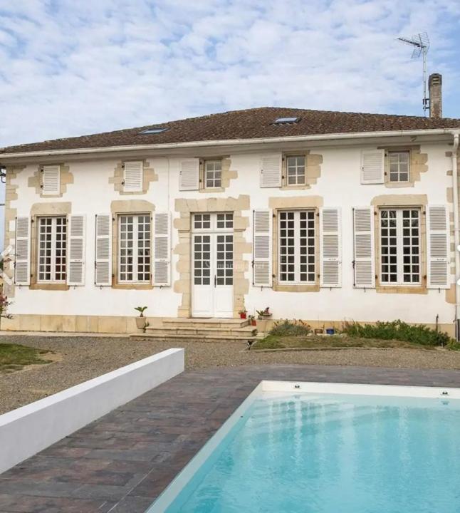 une maison avec une piscine devant dans l'établissement Domaine Bordenave, à Hinx