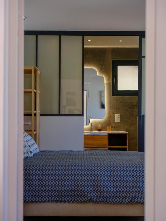 Villa Poulpo - King Room With Roll-In Shower - Disability Access