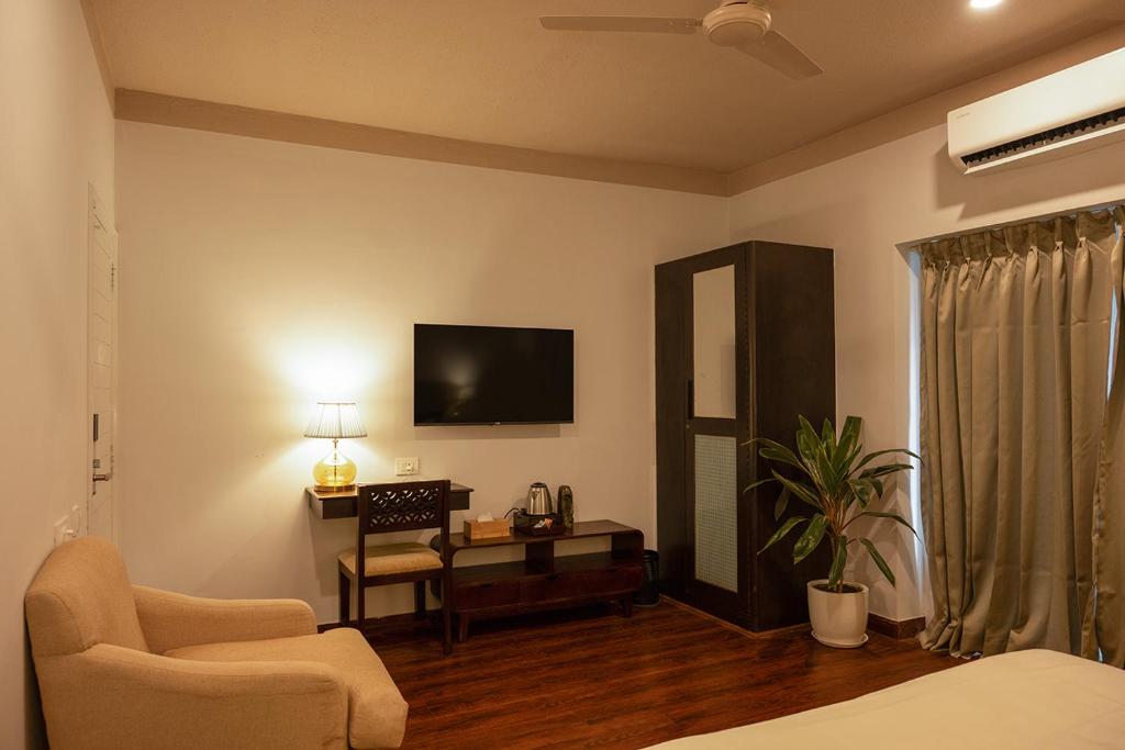 Firebrick Boutique Residences - AMETHYST HOUSE - غرفة الملك مع منظر الحديقة