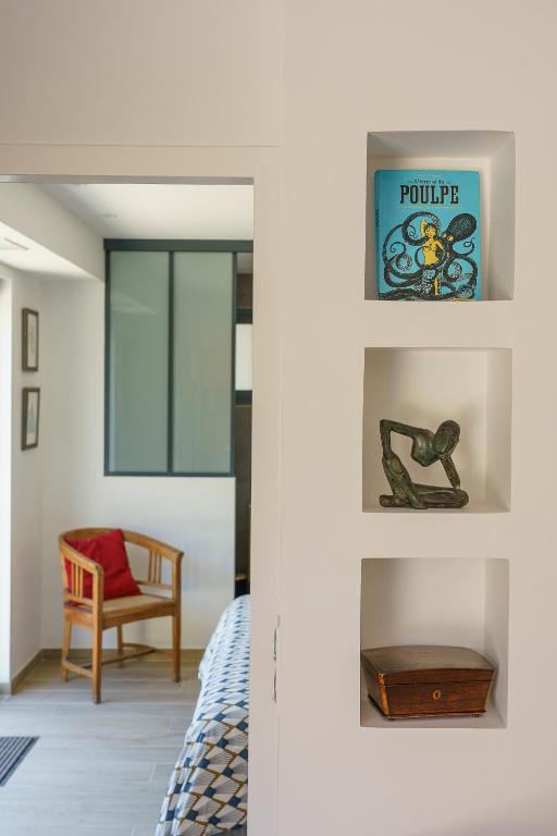 Villa Poulpo - King Room With Roll-In Shower - Disability Access