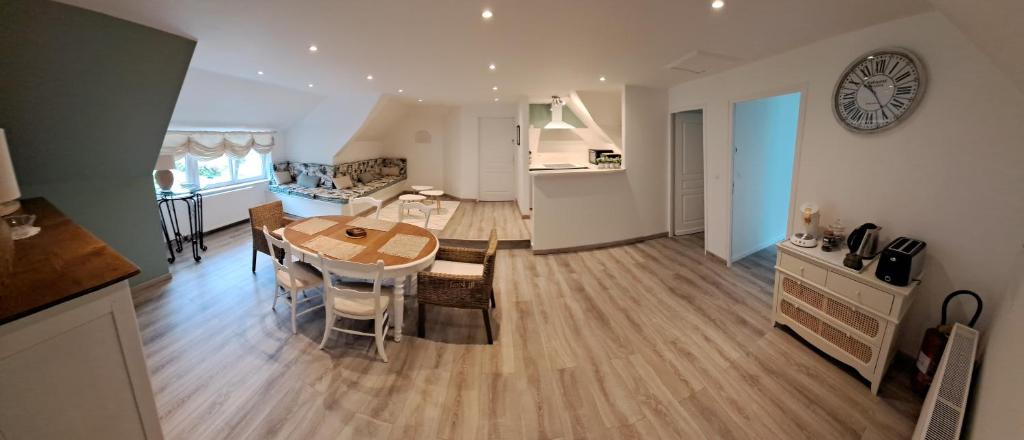 Kuchyň nebo kuchyňský kout v ubytování CHAMBRE D'HOTES 2 à LA CAMPAGNE DANS UN CADRE VERDOYANT