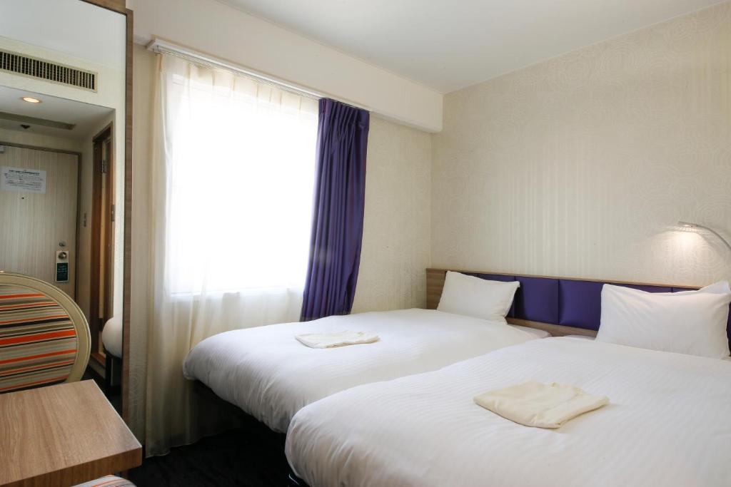 Postel nebo postele na pokoji v ubytování Hotel Keihan Tenmabashi