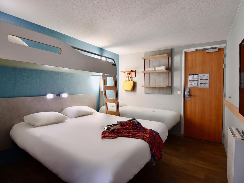 Postel nebo postele na pokoji v ubytování ibis budget Vannes