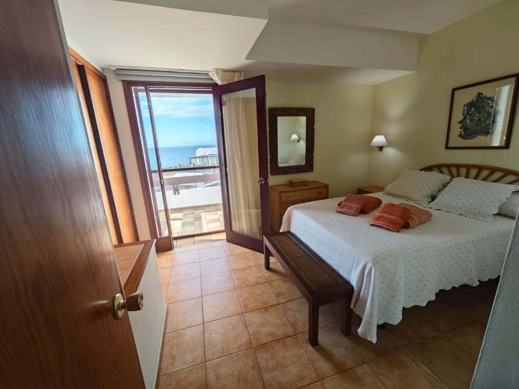Una habitación con cama y vistas al océano. en Mirador de Las Salinas, en Los Cancajos