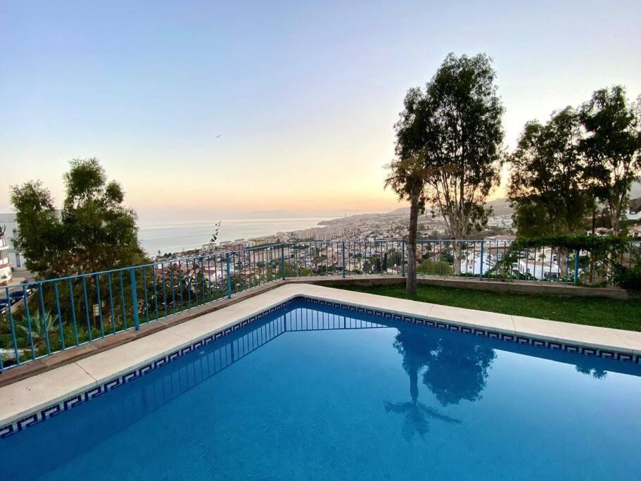 una piscina con vistas a una ciudad en Sea & Wave Buena Vista Pool Apartment, en Torre de Benagalbón