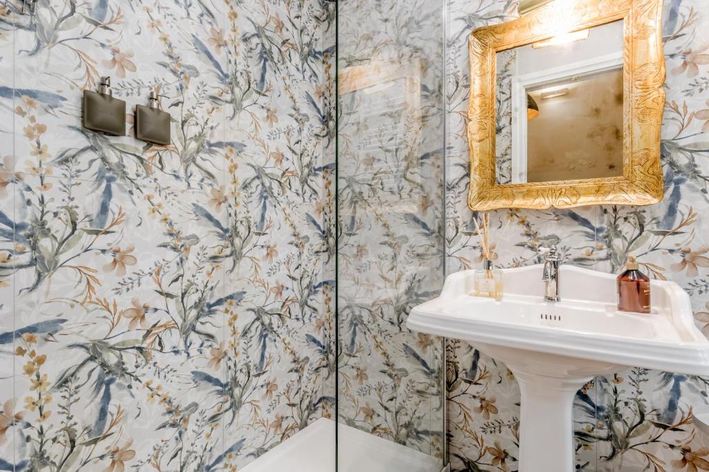 Modern private bathroom at Queen of Rome Luxury Rooms