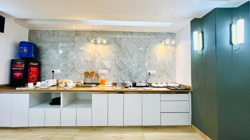 Kuchyň nebo kuchyňský kout v ubytování Olive Service Apartments - City Centre Noida
