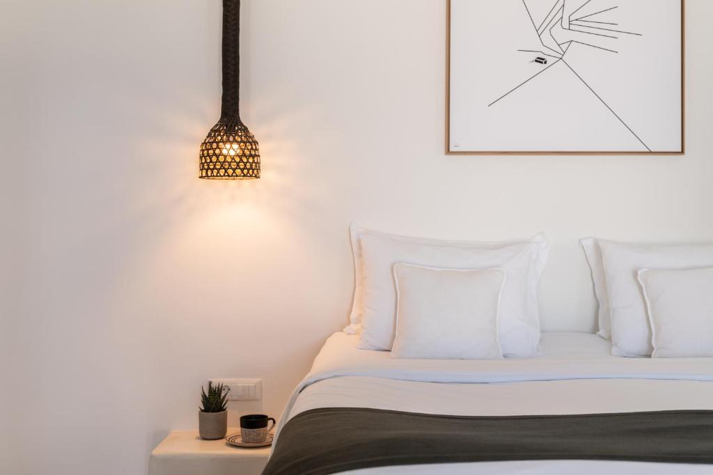 Postel nebo postele na pokoji v ubytování Rocabella Santorini Hotel & Spa