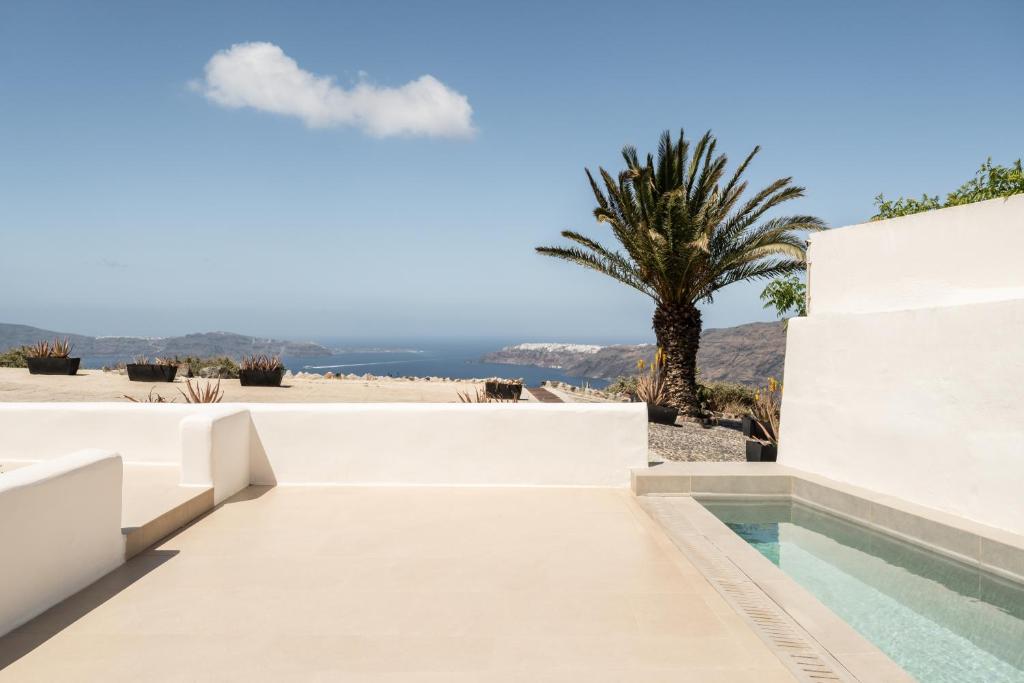 Bazén v ubytování Rocabella Santorini Hotel & Spa nebo v jeho okolí