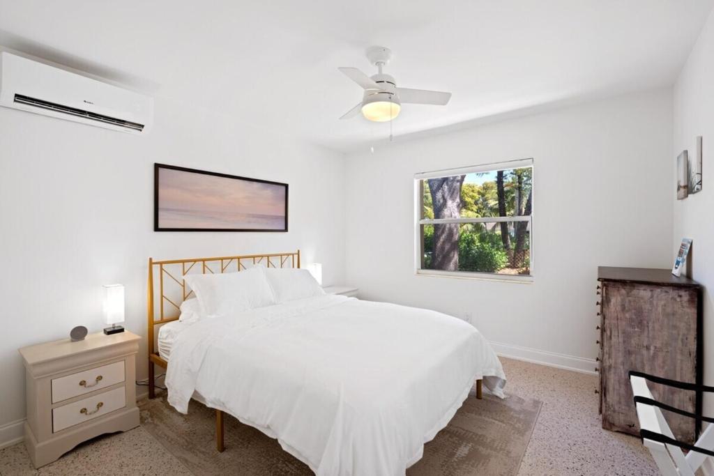 une chambre blanche avec un lit et une fenêtre dans l'établissement Coastal Cabana By Pmi, à Lake Worth