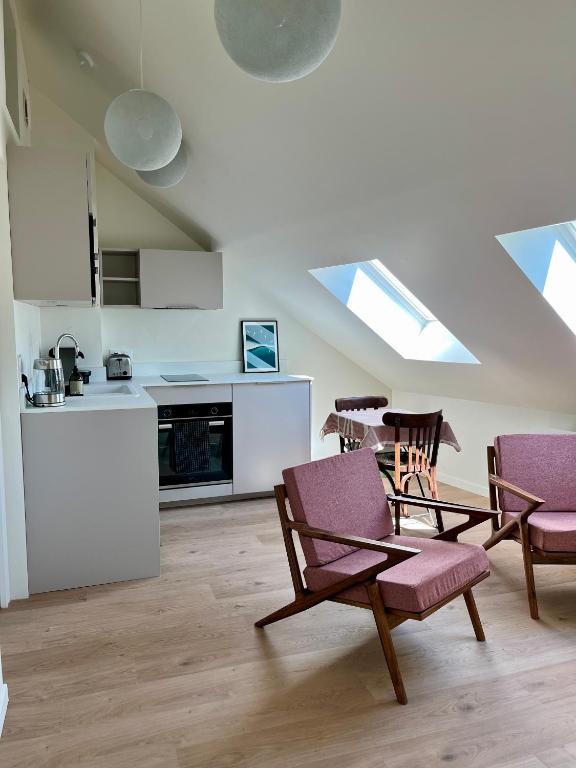 un salon avec des chaises et une table et une cuisine dans l'établissement Studio au coeur de la vieille ville, à Annecy