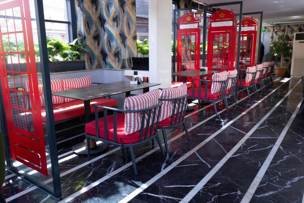 A restaurant or other place to eat at Star City Hotel