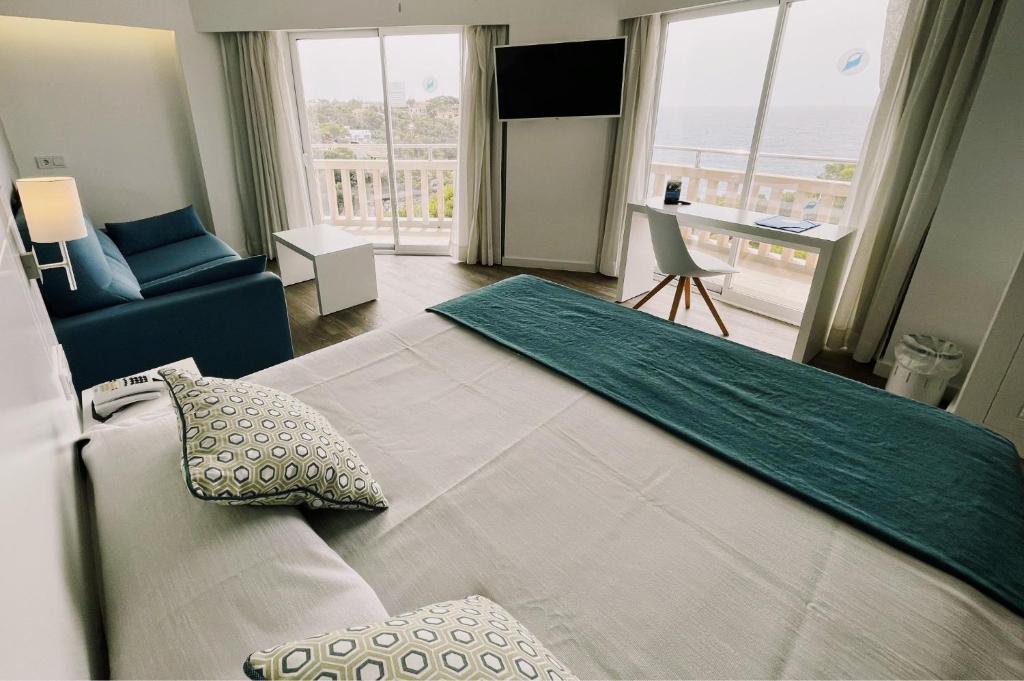 Кровать или кровати в номере Hotel Pinos Playa