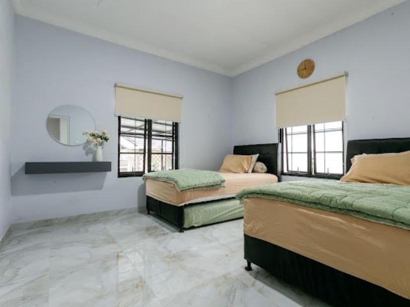 Postel nebo postele na pokoji v ubytování Stylish Villa at Green Apple U 35A Cipanas Puncak