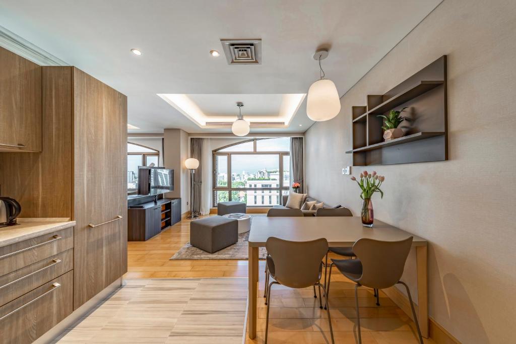 Kuchyň nebo kuchyňský kout v ubytování Sherwood Suites