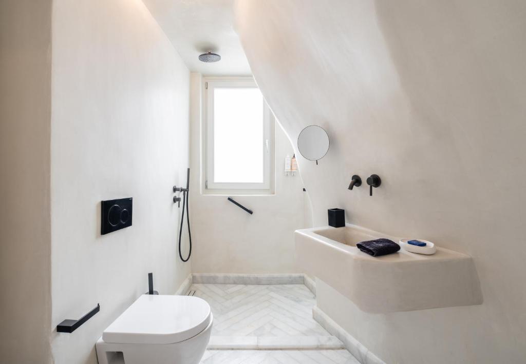 Koupelna v ubytování Rocabella Santorini Hotel & Spa