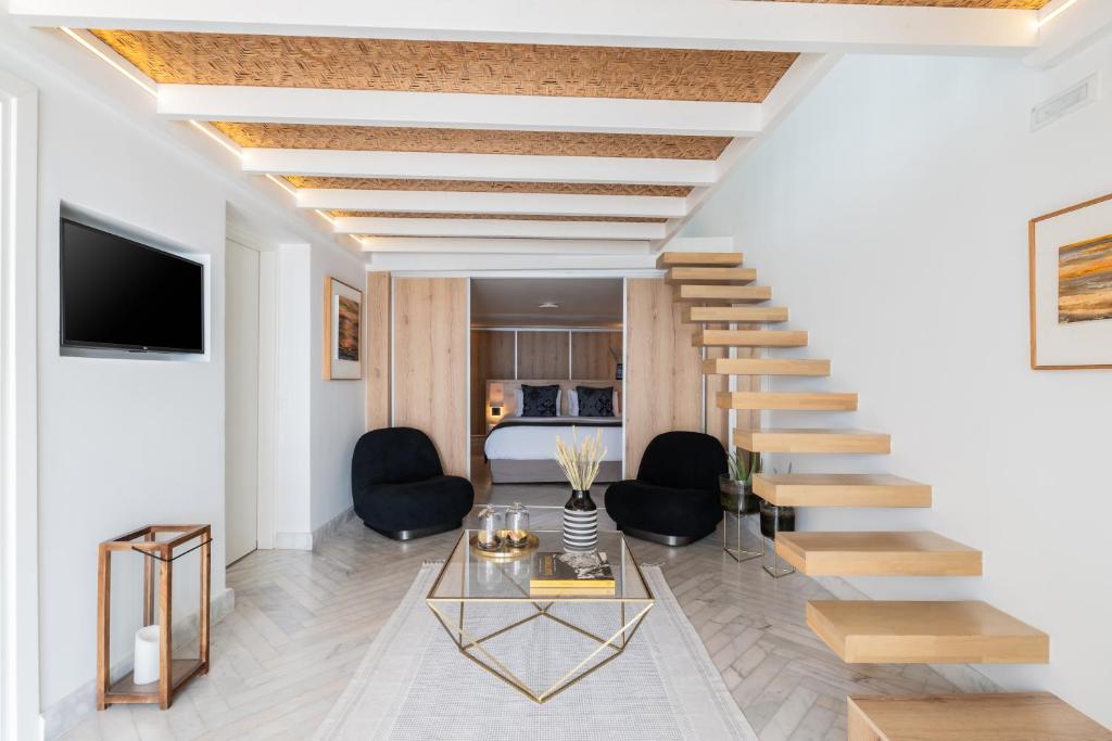 TV a/nebo společenská místnost v ubytování Rocabella Santorini Hotel & Spa