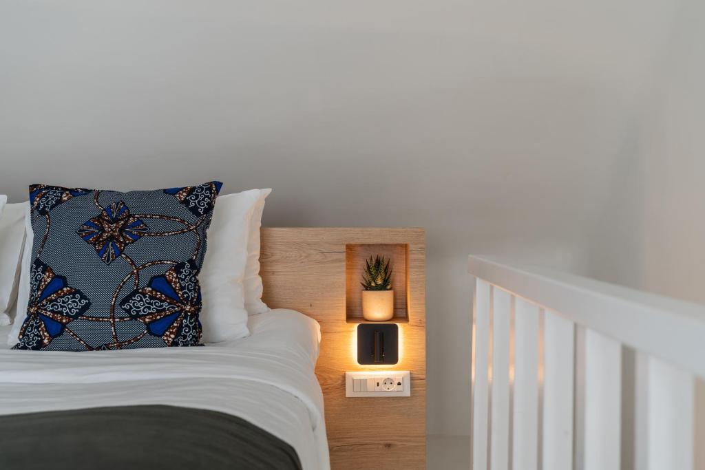 Postel nebo postele na pokoji v ubytování Rocabella Santorini Hotel & Spa