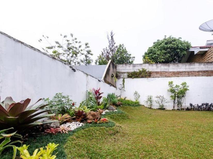 Zahrada ubytování Stylish Villa at Green Apple U 35A Cipanas Puncak