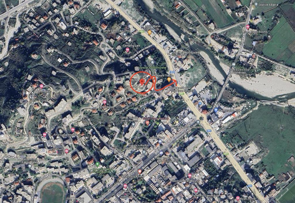 Nespecifikovaný výhled na destinaci Gjirokastër nebo výhled na město při pohledu z vily