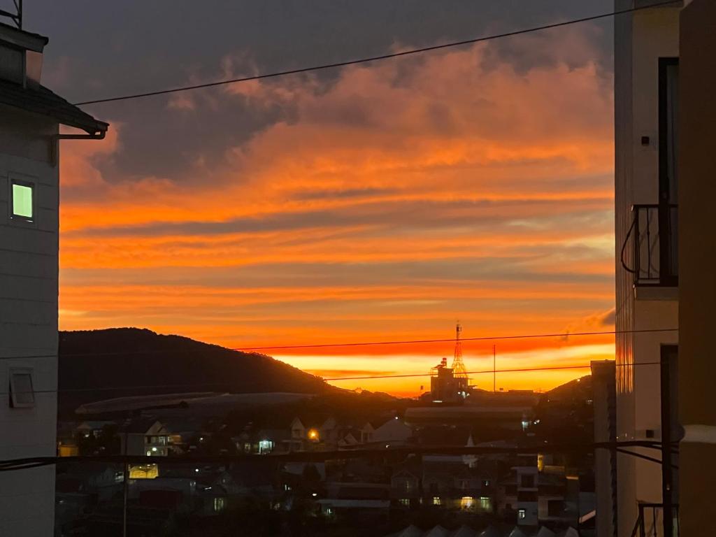 Ấp Kim ThạchにあるNgọc Vy Homeの窓からの夕日の眺め