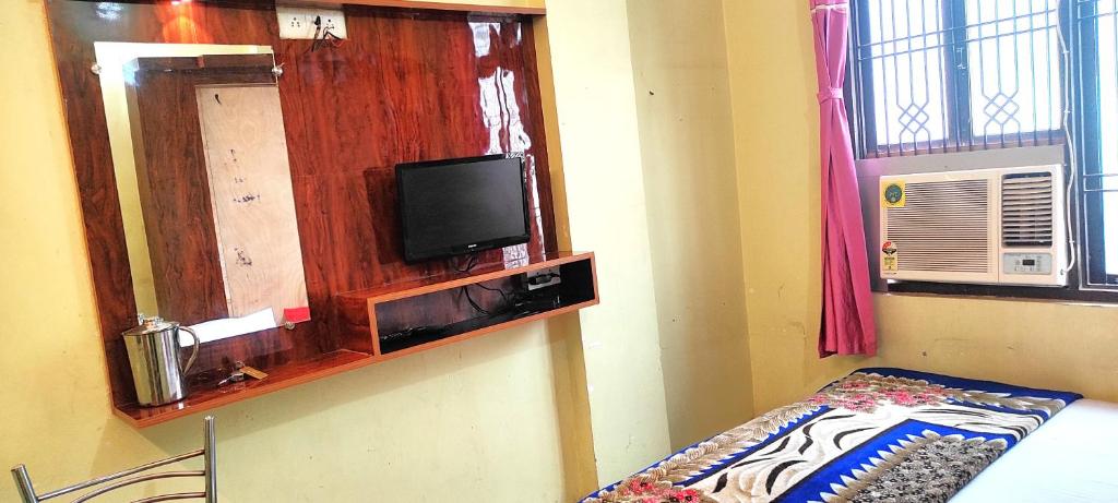 TV a/nebo společenská místnost v ubytování Rameshwaram Guest House
