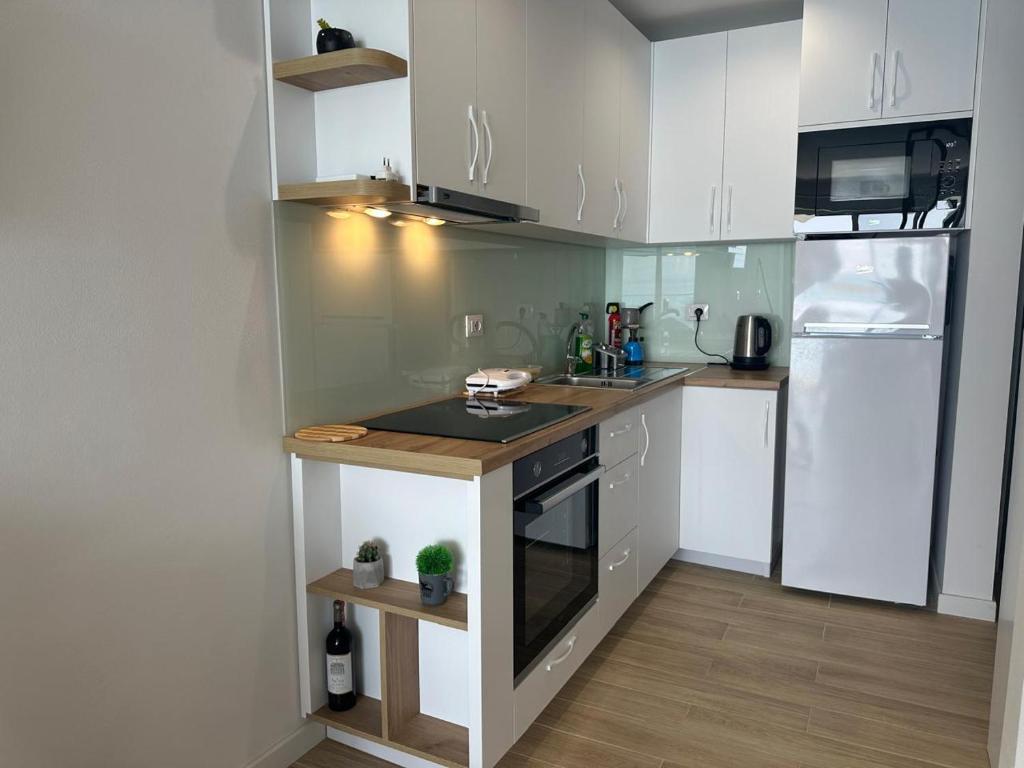 Kuchyň nebo kuchyňský kout v ubytování Seaviews Studio Apartment