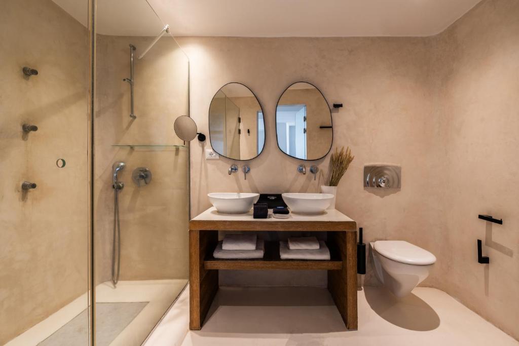 Koupelna v ubytování Rocabella Santorini Hotel & Spa