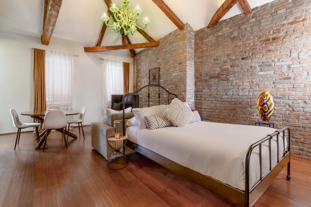 DUOMO Murano Apartment with Canal view - Housity