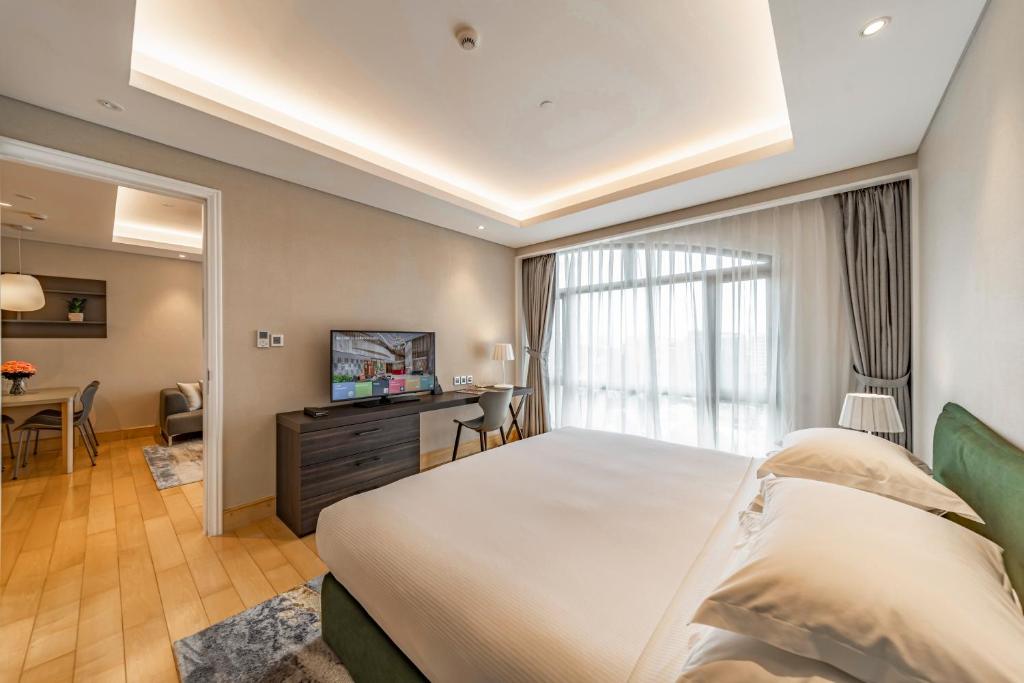 Postel nebo postele na pokoji v ubytování Sherwood Suites