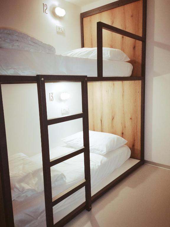 Postel nebo postele na pokoji v ubytování GARAGE HOSTEL