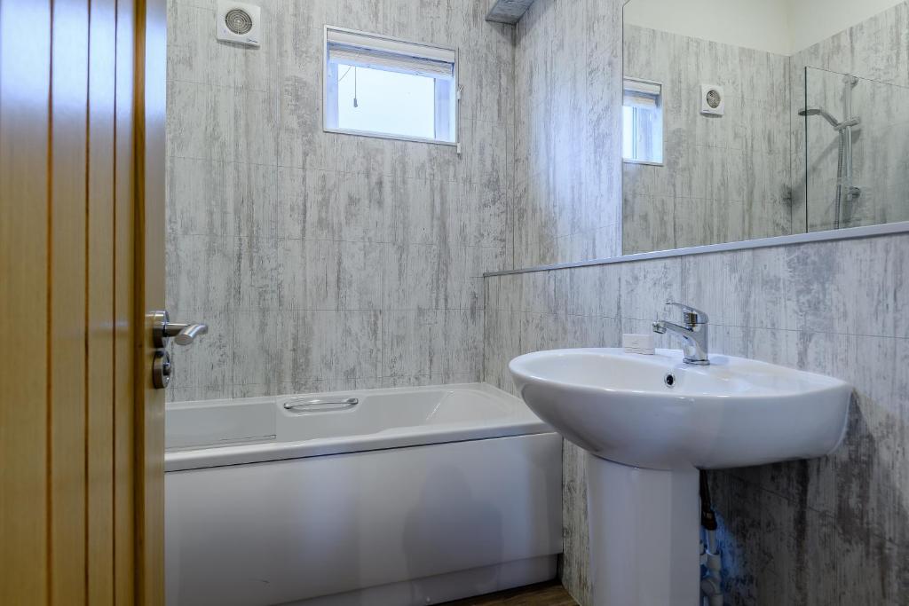 Best Western Plus Kenwick Park Hotel - Lodge With Two Double And Four Single Beds