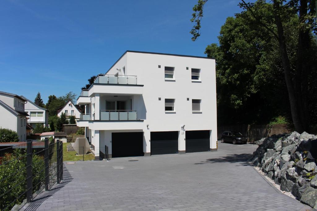 Großes Apartment mit Küche, Dusche, Badewanne, Balkon, Parkplatz vor dem Haus, ruhig gelegen, ADA4 - 12