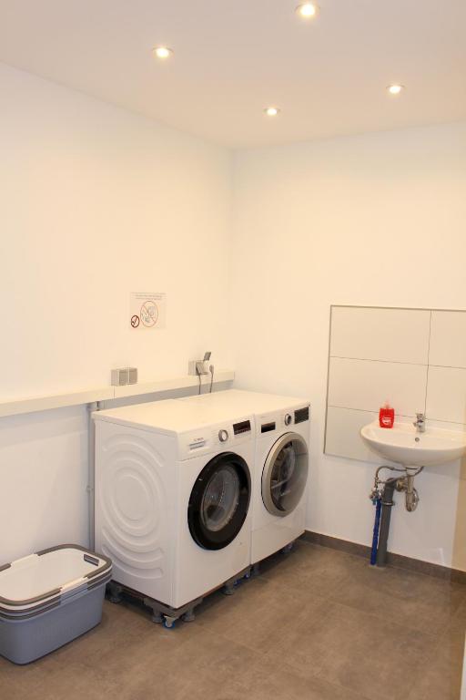 Großes Apartment mit Küche, Dusche, Badewanne, Balkon, Parkplatz vor dem Haus, ruhig gelegen, ADA4 - 13