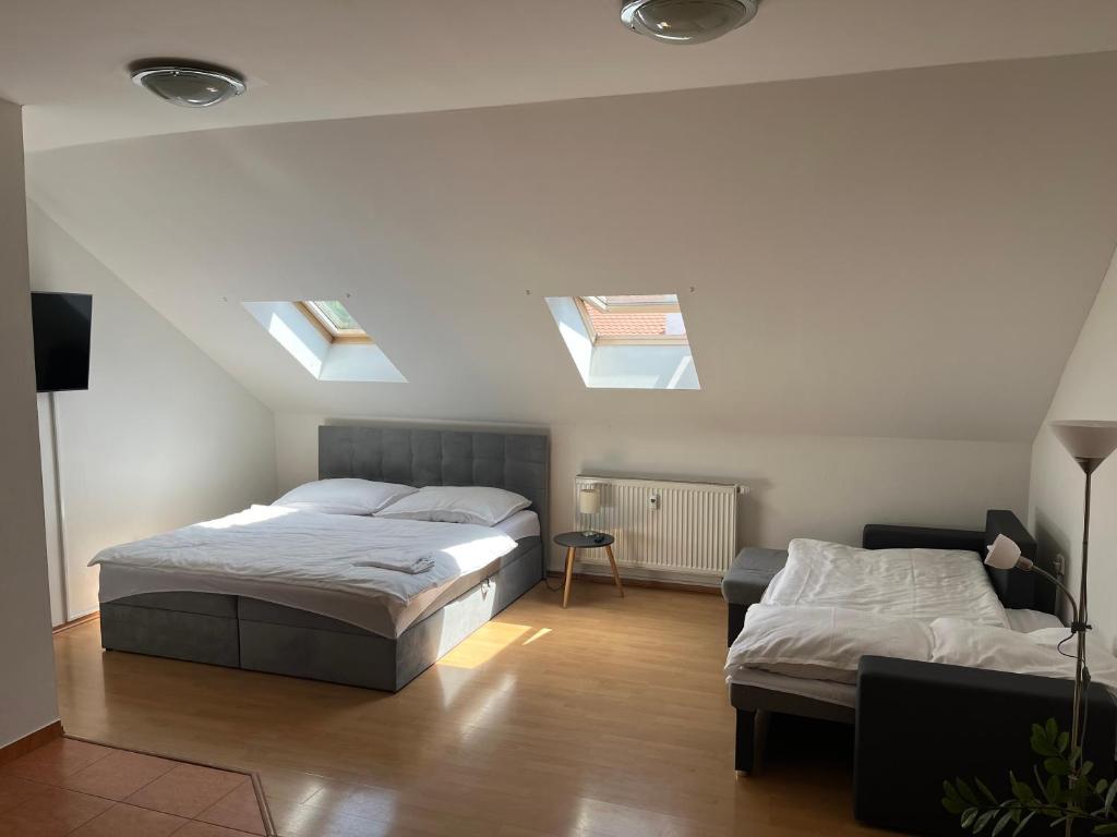Postel nebo postele na pokoji v ubytování Apartmány v Zlatej uličke