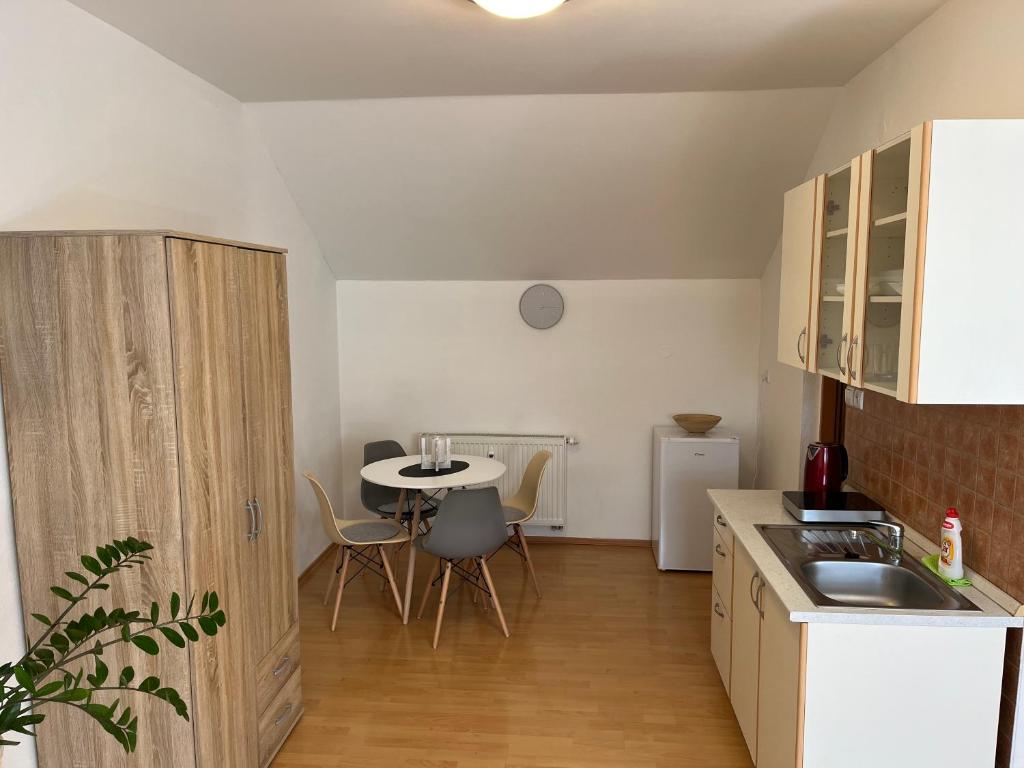 Kuchyň nebo kuchyňský kout v ubytování Apartmány v Zlatej uličke