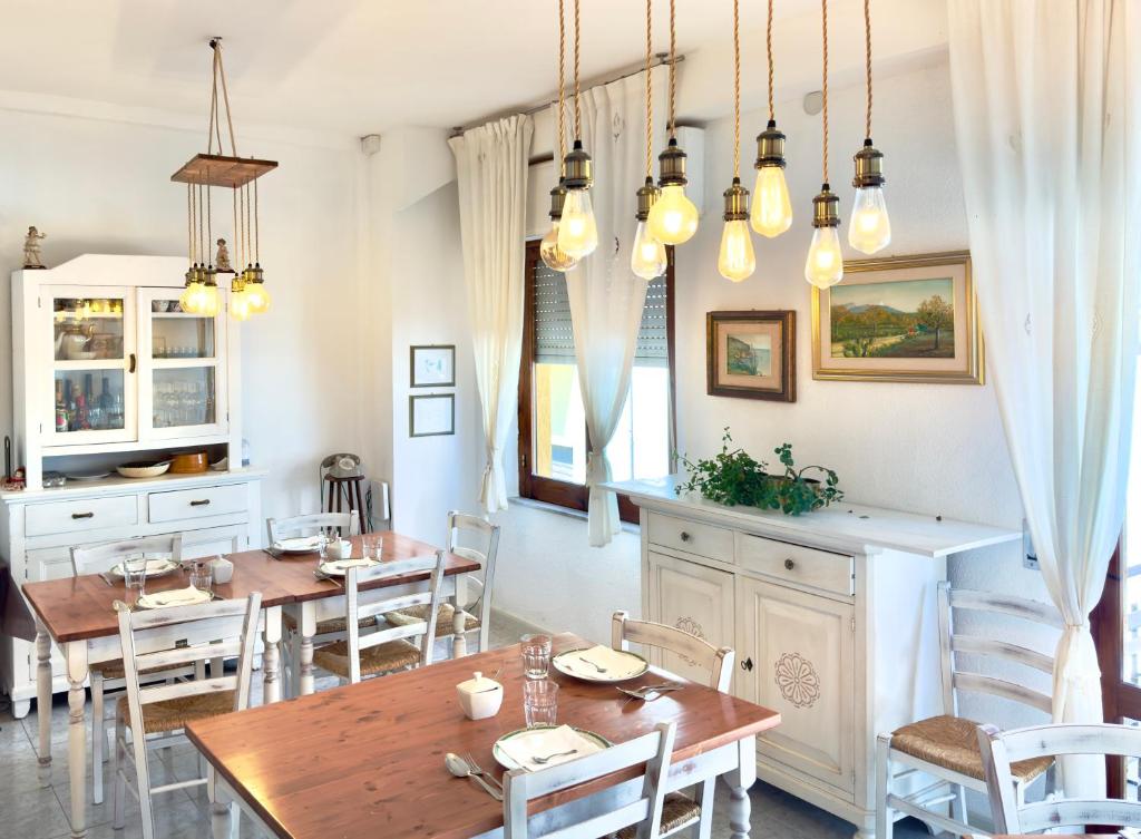 Restauracja lub miejsce do jedzenia w obiekcie B&B Selvaggio Blu