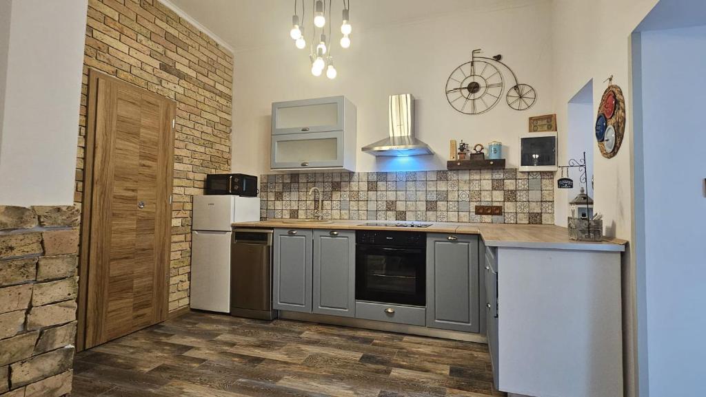 Η κουζίνα ή μικρή κουζίνα στο Piața Unirii - Yulia`s Ultra-Central Retreat