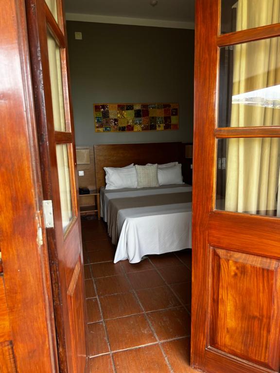 Postel nebo postele na pokoji v ubytování Bamboo Xaguate Hotel