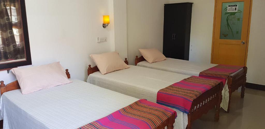 Postel nebo postele na pokoji v ubytování AHSRAM Accommodations