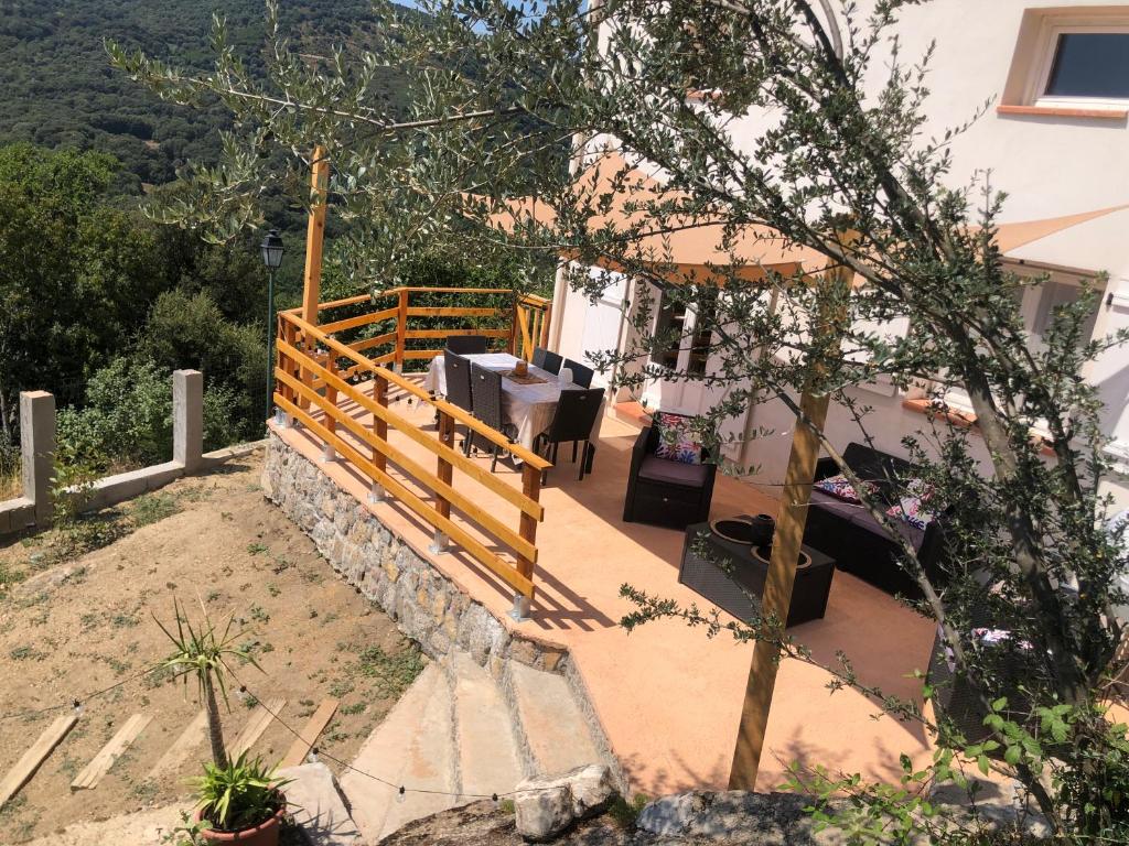 una veranda di una casa con recinzione in legno di Maison de charme entre mer et montagne a Forciolo