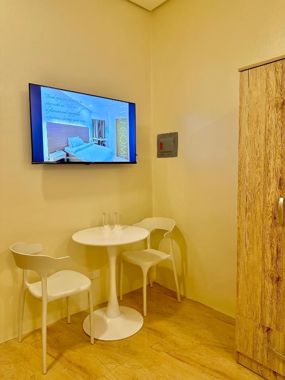 TV a/nebo společenská místnost v ubytování THE VELVET SUITES AND HOTEL