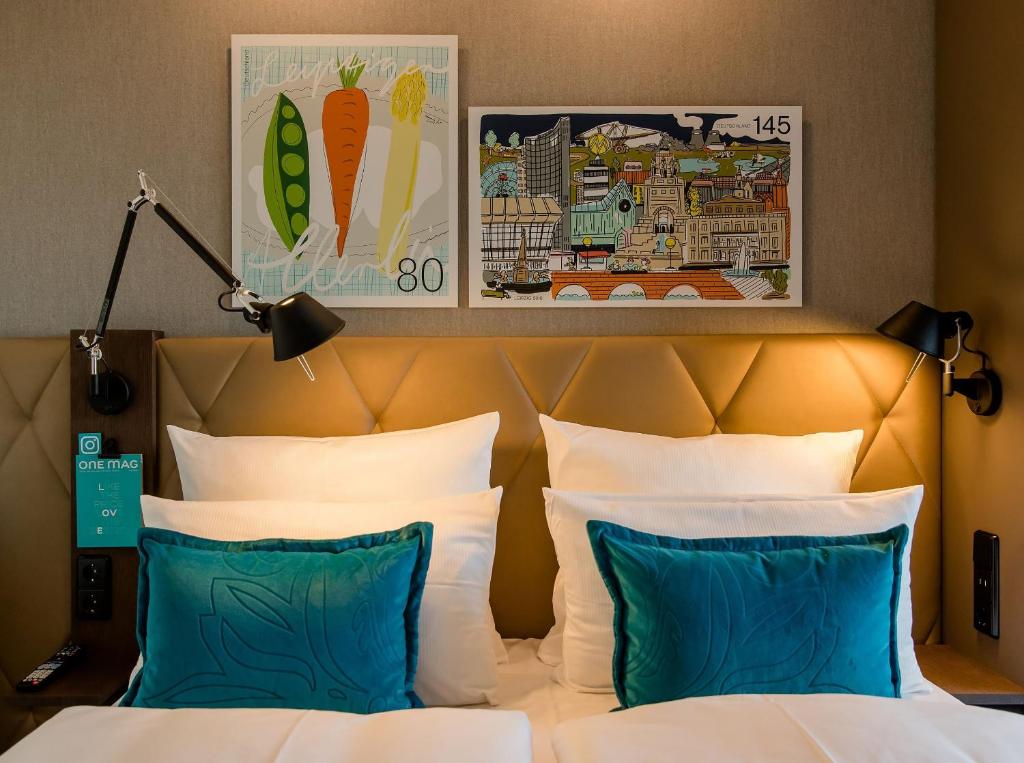 Postel nebo postele na pokoji v ubytování Motel One Leipzig-Post
