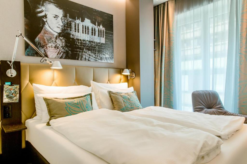 Postel nebo postele na pokoji v ubytování Motel One Salzburg-Mirabell